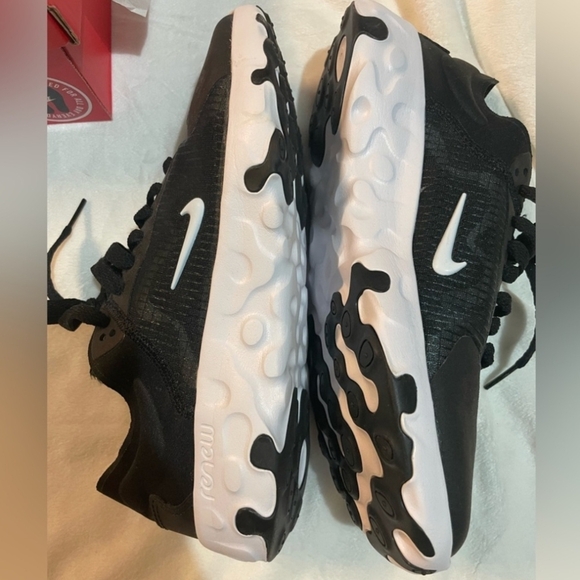 Nike Black/White Renew Lucent Shoes - Picture 2 of 5